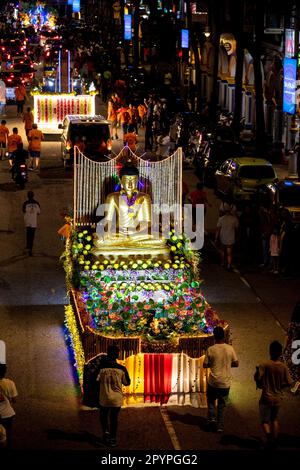 Kuala Lumpur, Malesia. 04th maggio, 2023. Una statua del Buddha galleggia e i devoti sfilano durante la processione del giorno del Wesak a Kuala Lumpur. Wesak, o scritto come Vesak, conosciuto anche come Buddha Purnima o Buddha Day, è un giorno celebrato dai buddisti di tutto il mondo il 4 maggio, per celebrare il santo Vesak per onorare la nascita, l'illuminazione e il passaggio del Signore Buddha 2.550 anni fa. Credit: SOPA Images Limited/Alamy Live News Foto Stock