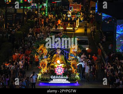 Kuala Lumpur, Malesia. 04th maggio, 2023. Una statua del Buddha galleggia e i devoti sfilano durante la processione del giorno del Wesak a Kuala Lumpur. Wesak, o scritto come Vesak, conosciuto anche come Buddha Purnima o Buddha Day, è un giorno celebrato dai buddisti di tutto il mondo il 4 maggio, per celebrare il santo Vesak per onorare la nascita, l'illuminazione e il passaggio del Signore Buddha 2.550 anni fa. (Foto di Wong Fok Loy/SOPA Images/Sipa USA) Credit: Sipa USA/Alamy Live News Foto Stock