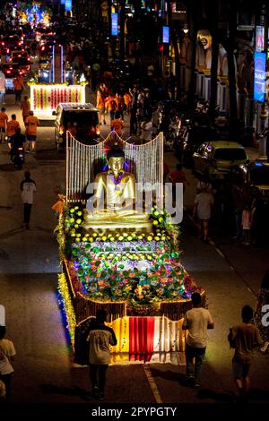 Kuala Lumpur, Malesia. 04th maggio, 2023. Una statua del Buddha galleggia e i devoti sfilano durante la processione del giorno del Wesak a Kuala Lumpur. Wesak, o scritto come Vesak, conosciuto anche come Buddha Purnima o Buddha Day, è un giorno celebrato dai buddisti di tutto il mondo il 4 maggio, per celebrare il santo Vesak per onorare la nascita, l'illuminazione e il passaggio del Signore Buddha 2.550 anni fa. (Foto di Wong Fok Loy/SOPA Images/Sipa USA) Credit: Sipa USA/Alamy Live News Foto Stock