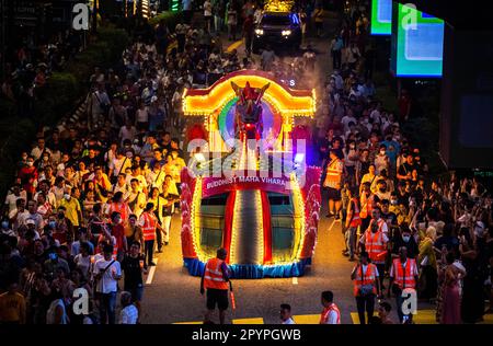 Kuala Lumpur, Malesia. 04th maggio, 2023. Una statua del Buddha galleggia e i devoti sfilano durante la processione del giorno del Wesak a Kuala Lumpur. Wesak, o scritto come Vesak, conosciuto anche come Buddha Purnima o Buddha Day, è un giorno celebrato dai buddisti di tutto il mondo il 4 maggio, per celebrare il santo Vesak per onorare la nascita, l'illuminazione e il passaggio del Signore Buddha 2.550 anni fa. (Foto di Wong Fok Loy/SOPA Images/Sipa USA) Credit: Sipa USA/Alamy Live News Foto Stock