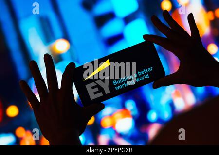 Brasile. 4th maggio, 2023. In questa illustrazione, il logo Ernst and Young Global Limited (EY) viene visualizzato sullo schermo dello smartphone. (Credit Image: © Rafael Henrique/SOPA Images via ZUMA Press Wire) SOLO PER USO EDITORIALE! Non per USO commerciale! Foto Stock