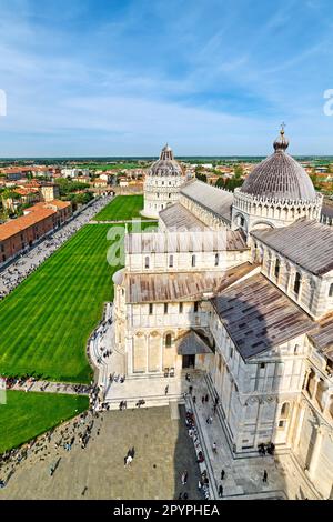 Pisa Toscana Italia. Veduta aerea di Piazza dei Miracoli. Battistero, Cattedrale e l'ombra della Torre Pendente Foto Stock