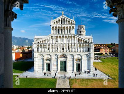 Pisa Toscana Italia. Piazza dei Miracoli. La Cattedrale e la Torre Pendente Foto Stock