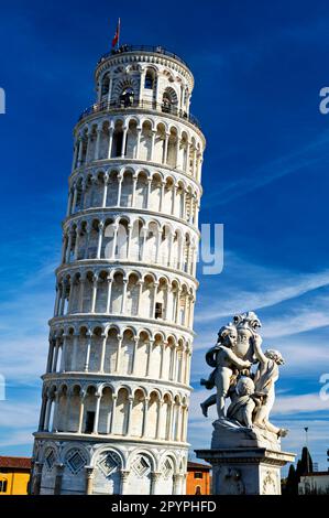 Pisa Toscana Italia. Piazza dei Miracoli. La Torre Pendente e la fontana dei putti Foto Stock