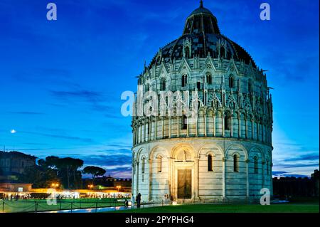 Pisa Toscana Italia. Piazza dei Miracoli. Il Battistero al tramonto Foto Stock