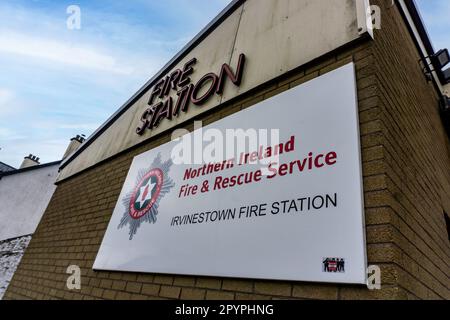 Segnaletica per la stazione dei servizi antincendio e di soccorso dell'Irlanda del Nord a Irevinestown, Co Fermanagh, Irlanda del Nord. Foto Stock