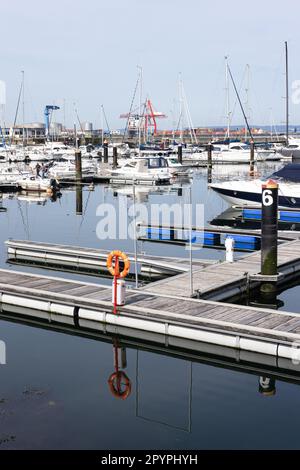 Vilagarcia de Arousa, Spagna; 4 maggio 2023: Porto yacht di Vilagarcia de Arousa, Pontevedra, Spagna in una giornata di sole Foto Stock