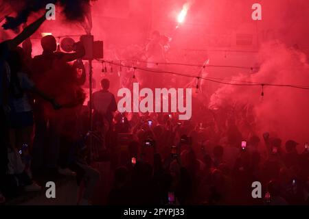 Napoli, Italia. 04th maggio, 2023. Gli appassionati di SSC Napoli festeggiano la vittoria del terzo scudetto della storia del team a Napoli, 4th maggio 2023. Credit: Insidefoto di andrea staccioli/Alamy Live News Foto Stock