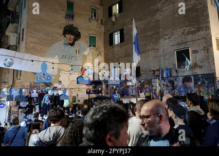 Napoli, Italia. 04th maggio, 2023. Gli appassionati di SSC Napoli festeggiano la vittoria del terzo scudetto della storia del team a Napoli, 4th maggio 2023. Credit: Insidefoto di andrea staccioli/Alamy Live News Foto Stock