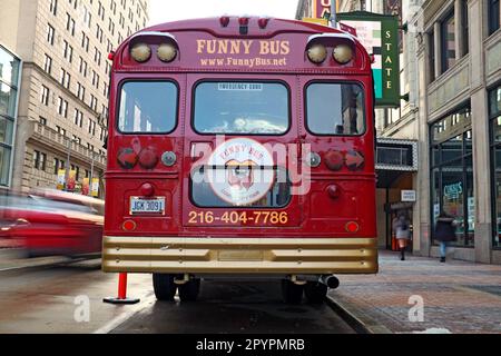 Cleveland Funny Bus parcheggiato in Playhouse Square nel centro di Cleveland, Ohio, Stati Uniti. Foto Stock