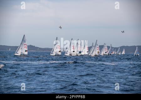 Hyeres, Francia. 27th Apr, 2023. Linea di partenza della categoria 470 durante il giorno 4 della settimana olimpica francese. La settimana olimpica francese 2023 si svolgerà a Hyères-les-Palmiers dal 23 al 30 aprile 2023 e riunirà i migliori specialisti del mondo nelle gare di vela per i prossimi Giochi olimpici di Parigi 2024. (Foto di Laurent Coust/SOPA Images/Sipa USA) Credit: Sipa USA/Alamy Live News Foto Stock