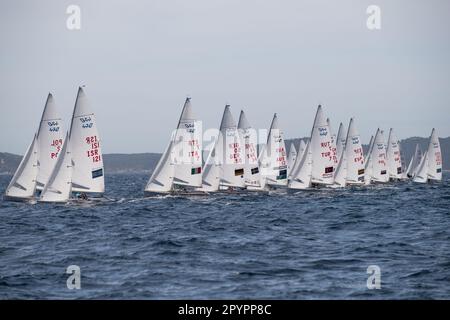 Hyeres, Francia. 27th Apr, 2023. Linea di partenza della categoria 470 durante il giorno 4 della settimana olimpica francese. La settimana olimpica francese 2023 si svolgerà a Hyères-les-Palmiers dal 23 al 30 aprile 2023 e riunirà i migliori specialisti del mondo nelle gare di vela per i prossimi Giochi olimpici di Parigi 2024. (Foto di Laurent Coust/SOPA Images/Sipa USA) Credit: Sipa USA/Alamy Live News Foto Stock