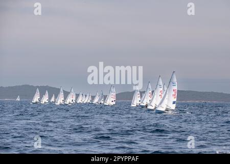 Hyeres, Francia. 27th Apr, 2023. Linea di partenza della categoria 470 durante il giorno 4 della settimana olimpica francese. La settimana olimpica francese 2023 si svolgerà a Hyères-les-Palmiers dal 23 al 30 aprile 2023 e riunirà i migliori specialisti del mondo nelle gare di vela per i prossimi Giochi olimpici di Parigi 2024. (Foto di Laurent Coust/SOPA Images/Sipa USA) Credit: Sipa USA/Alamy Live News Foto Stock