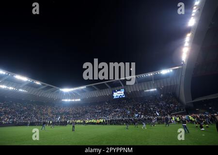 Udine, Italia, 4th maggio 2023. Polizia e steward pattugliano il campo nel tentativo di ristabilire l'ordine dopo un'invasione di campo e scontri tra i fan rivali dopo il fischio finale della Serie A partita alla Dacia Arena di Udine. L'immagine di credito dovrebbe essere: Jonathan Moskrop / Sportimage Foto Stock