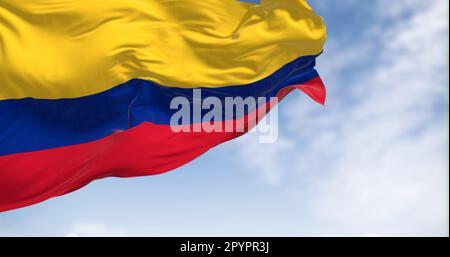 La bandiera nazionale della Colombia sventola nel vento in una giornata limpida. Tricolore orizzontale di giallo (doppia larghezza), blu e rosso. Paese sudamericano. 3d illu Foto Stock