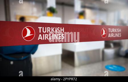 Istanbul, TR Jan 2023: Barriera rossa retrattile con logo Turkish Airlines bianco. Turkish Airlines è la compagnia aerea di bandiera turca. Viaggi e. Foto Stock