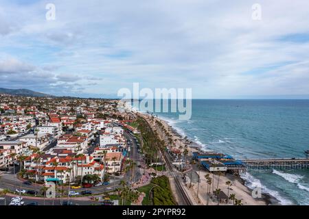 4 maggio 2023, San Clemente, California, USA: Vista aerea di San Clemente sopra il molo e la spiaggia. San Clemente è una città della contea di Orange, in California. E' conosciuta per le spiagge dello stato di San Onofre e San Clemente, con le loro pause surf e le scogliere di arenaria. Lungo la costa, il Beach Trail offre viste sul mare e parchi verdi. Vicino a T-Street Beach, il lungo molo di San Clemente si estende nell'Oceano Pacifico. Il Centro Culturale e Giardini Casa Romantica incarna l'architettura originale in stile spagnolo della città.(Credit Image: © Ruaridh Stewart/ZUMA Press Wire) SOLO PER USO EDITORIALE! Non per uso commerciale Foto Stock