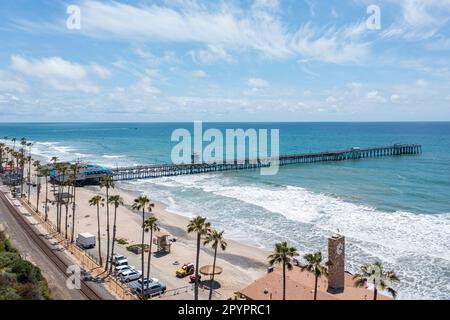 San Clemente, California, Stati Uniti. 4th maggio, 2023. Vista aerea del molo e della spiaggia di San Clemente. San Clemente è una città della contea di Orange, in California. E' conosciuta per le spiagge dello stato di San Onofre e San Clemente, con le loro pause surf e le scogliere di arenaria. Lungo la costa, il Beach Trail offre viste sul mare e parchi verdi. Vicino a T-Street Beach, il lungo molo di San Clemente si estende nell'Oceano Pacifico. Il Centro Culturale e Giardini Casa Romantica incarna l'architettura originale in stile spagnolo della città.(Credit Image: © Ruaridh Stewart/ZUMA Press Wire) SOLO PER USO EDITORIALE! Non per USO commerciale! Foto Stock