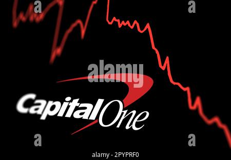 New York, Stati Uniti, aprile 2023: Logo della banca Capital One sulle tendenze di un grafico delle prestazioni del mercato azionario. Capitale uno Q1 2023 utile mancate stime a causa di provisi Foto Stock