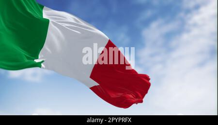 Bandiera nazionale italiana che sventola nel vento in una giornata limpida. Tre bande verticali di verde, bianco e rosso. 3d rappresentazione dell'illustrazione. Tessuto ondulato. Selettivo Foto Stock