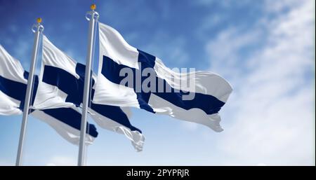 Tre bandiere nazionali finlandesi sventolano al vento in una giornata limpida. Croce nordica blu su sfondo bianco. Paese scandinavo. 3D rappresentazione dell'illustrazione Foto Stock