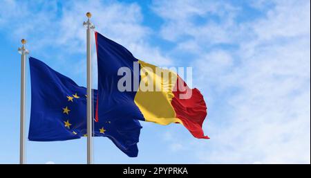 Le bandiere della Romania e dell'Unione europea sventolano nel vento in una giornata limpida. Membro dell'UE dal gennaio 2007. 3d rappresentazione dell'illustrazione. Tessuto svolazzante Foto Stock