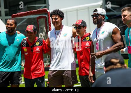 Miami Gardens, Florida, Stati Uniti, 04/05/2023, SAINZ Carlos (spa), Scuderia Ferrari SF-23, LECLERC Charles (mco), Scuderia Ferrari SF-23, con alcuni giocatori di calcio Miami Dolphins nel paddock durante il Gran Premio di Formula 1 Crypto.com Miami 2023, 5th° round del Campionato del mondo di Formula uno 2023 dal 05 al 07 maggio 2023 sull'Autodromo Internazionale di Miami, A Miami Gardens, Florida, Stati Uniti d'America - Foto: Florent Gooden/DPPI/LiveMedia Foto Stock