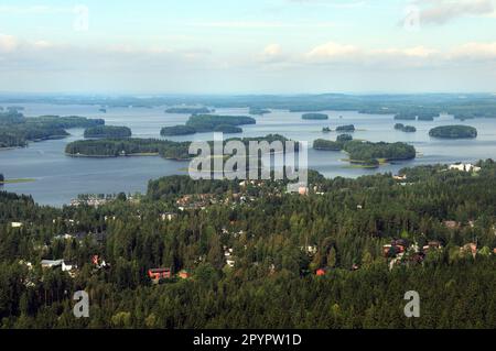Vista dalla Torre Puijo ai laghi circostanti a Kuopio Finlandia in Una bella giornata estiva con Un cielo azzurro Foto Stock