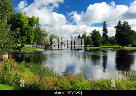 Scenario del lago intorno al castello di Olavinlinna a Savonlinna Finlandia in Una bella giornata estiva di sole con Alcune nuvole nel cielo blu Foto Stock