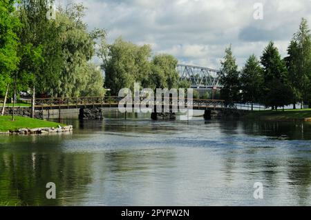 Antica passerella di fronte A Un ponte di acciaio vicino al castello di Olavinlinna a Savonlinna Finlandia in Una bella giornata estiva soleggiato con Alcune nuvole nella S Foto Stock