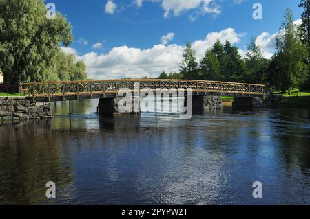 Antica passerella per il Castello di Olavinlinna a Savonlinna in Finlandia in Una bella giornata estiva di sole con un cielo azzurro Foto Stock