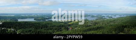Vista panoramica dalla Torre Puijo ai laghi circostanti a Kuopio Finlandia in Una bella giornata estiva di sole con alcune nuvole nel cielo blu Foto Stock