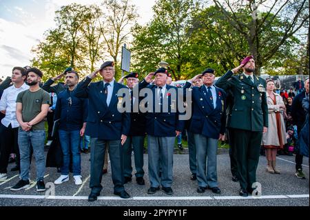 Nijmegen, Paesi Bassi, 04/05/2023, Un gruppo di veterani della seconda guerra mondiale ha visto prendere due minuti di silenzio durante la cerimonia. In questo giorno, in tutto il paese, si svolgono cerimonie per commemorare civili e soldati in tutto il mondo durante la seconda guerra mondiale e altri conflitti. A Nijmegen, una cerimonia ha avuto luogo all'interno di St La chiesa di Stefano, da lì una silenziosa processione portò le strade al "Keizer Traianusplein", dove sorgevano due monumenti in ricordo delle vittime della seconda guerra mondiale. La cerimonia ufficiale è iniziata con due minuti di silenzio, dopo di che, il sindaco di Nijmegen Hubert Bruls, ha dato una spora Foto Stock