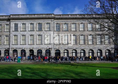 Lunga fila di visitatori per la mostra Libro di Kells al Trinity College di Dublino Foto Stock