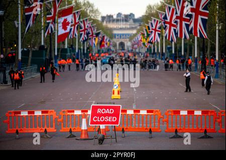 Londra, Regno Unito. 04th maggio, 2023. La strada 'The Mall' di fronte a Buckingham Palace e' chiusa. L'incoronazione di Re Carlo III avrà luogo a Londra il 6 maggio. Credit: Sina Schuldt/dpa/Alamy Live News Foto Stock