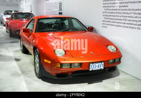 Toronto, Canada - 02 25 2023: Porsche 928 metallizzata arancione vettura sportiva Grand Touring a due porte ad alte prestazioni esposta su 2023 Canadian International Foto Stock