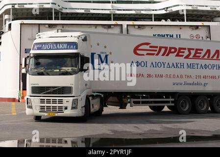 Porto di Herkalion, Creta, Grecia, UE. 2023. Un autocarro e un rimorchio che caricano su un traghetto greco nel porto di Herkalion, Creta. Foto Stock