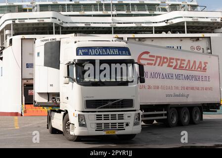 Porto di Herkalion, Creta, Grecia, UE. 2023. Un autocarro e un rimorchio che caricano su un traghetto greco nel porto di Herkalion, Creta. Foto Stock