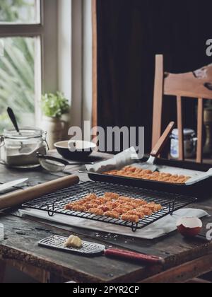 Fuoco selettivo di kaastangel o kastengel o Kue Keju è uno dei biscotti favoriti durante eid mubarak o eid al fitr o Lebaran Foto Stock