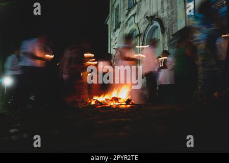 Valenca, Bahia, Brasile - 08 aprile 2023: Fotografia a bassa velocità di fedeli cattolici intorno al falò santo, il sabato sera di Hallelujah a Valenca Foto Stock