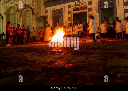 Valenca, Bahia, Brasile - 08 aprile 2023: I fedeli cattolici sono intorno al falò di Santa il sabato notte allelujah. Settimana Santa a Valenca, Bahia. Foto Stock