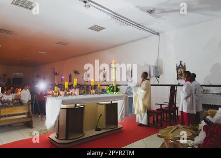 Valenca, Bahia, Brasile - 08 aprile 2023: Vista interna dell'Igreja da Matriz nella notte di sabato di Hallelujah a Valenca, Bahia. Foto Stock