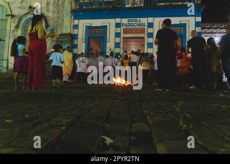 Valenca, Bahia, Brasile - 08 aprile 2023: La fotografia a bassa velocità mostra gli adoratori che entrano nella chiesa di Matriz su Hallelujah Sabato sera a Valenca, Ba Foto Stock