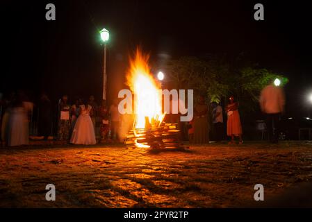 Valenca, Bahia, Brasile - 08 aprile 2023: I fedeli cattolici sono intorno al falò santo il sabato sera di Hallelujah a Valenca, Bahia. Foto Stock