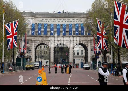 Londra Inghilterra, Regno Unito. 04/05/2023, l'Admirallty Arch si trova alla fine del Mall il 4 2023 maggio a Londra, Inghilterra, Regno Unito. Il 6 maggio migliaia di forme in tutto il mondo dovrebbero seguire la tradizionale ma abbreviata rotta tra Buckingham Place e Westminster Abbey durante l'incoronazione di Re Carlo III e Regina Camilla. (Foto di John Lamparski/NurPhoto) Credit: NurPhoto SRL/Alamy Live News Foto Stock