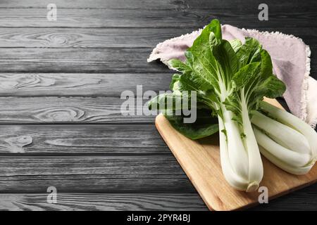 Fresco verde bok choy cavoli su tavolo di legno nero. Spazio per il testo Foto Stock