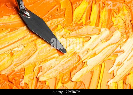 Belle tracce di colori a olio e coltello tavolozza come sfondo, primo piano Foto Stock