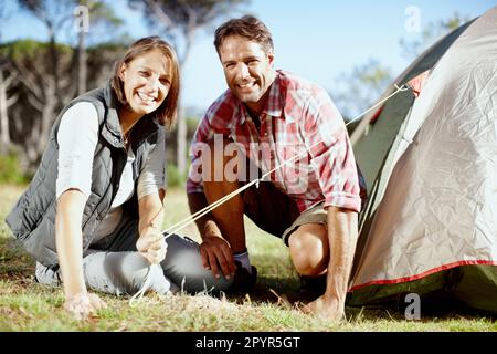 Wheres il PEG. Ritratto di una giovane coppia che ha allestito la tenda. Foto Stock