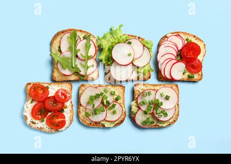 Diverse bruschette di ravanello su sfondo blu Foto Stock