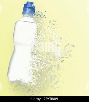 Bottiglia d'acqua che svanisce su sfondo colorato. Decomposizione dell'inquinamento plastico Foto Stock